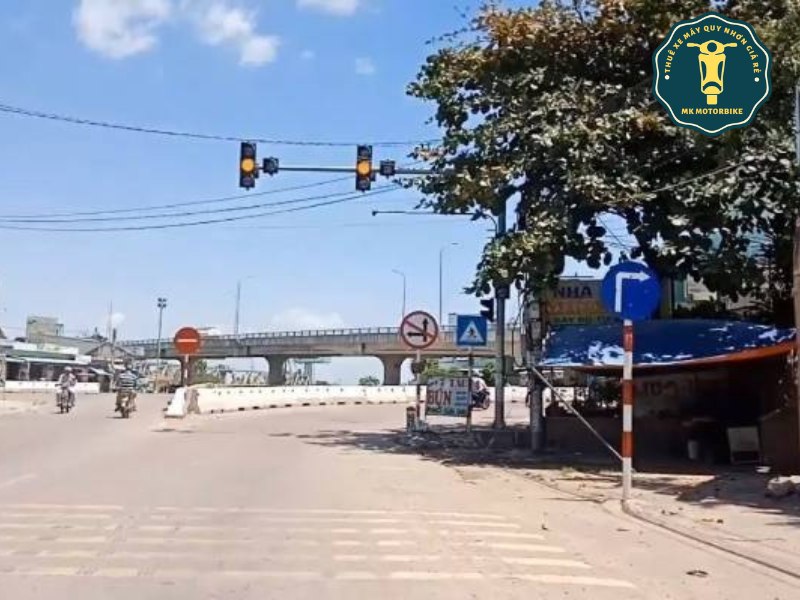 Rẻ trái đi bên dưới cầu vượt để vào QL19 hướng đi Gia Lai
