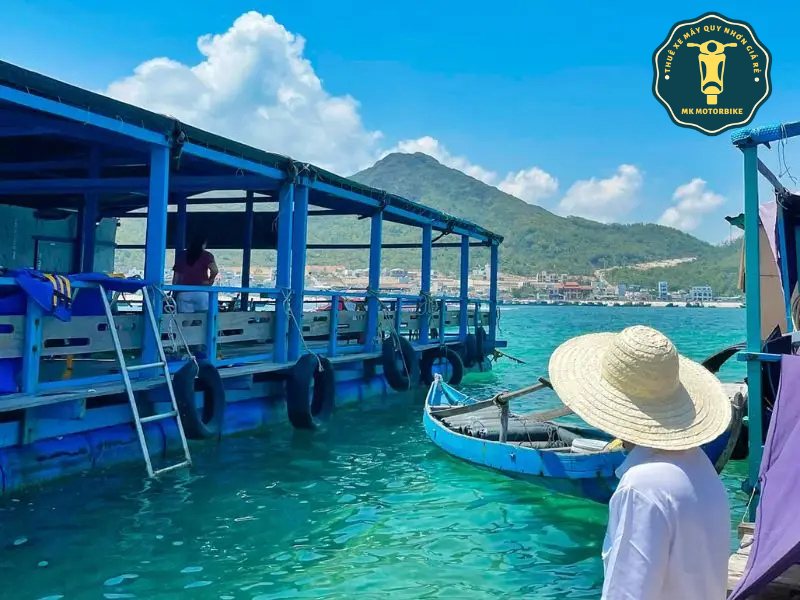 Đi cano hoặc tàu gỗ ra Hòn Khô