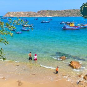 Tắm biển dưới làn nước trong xanh